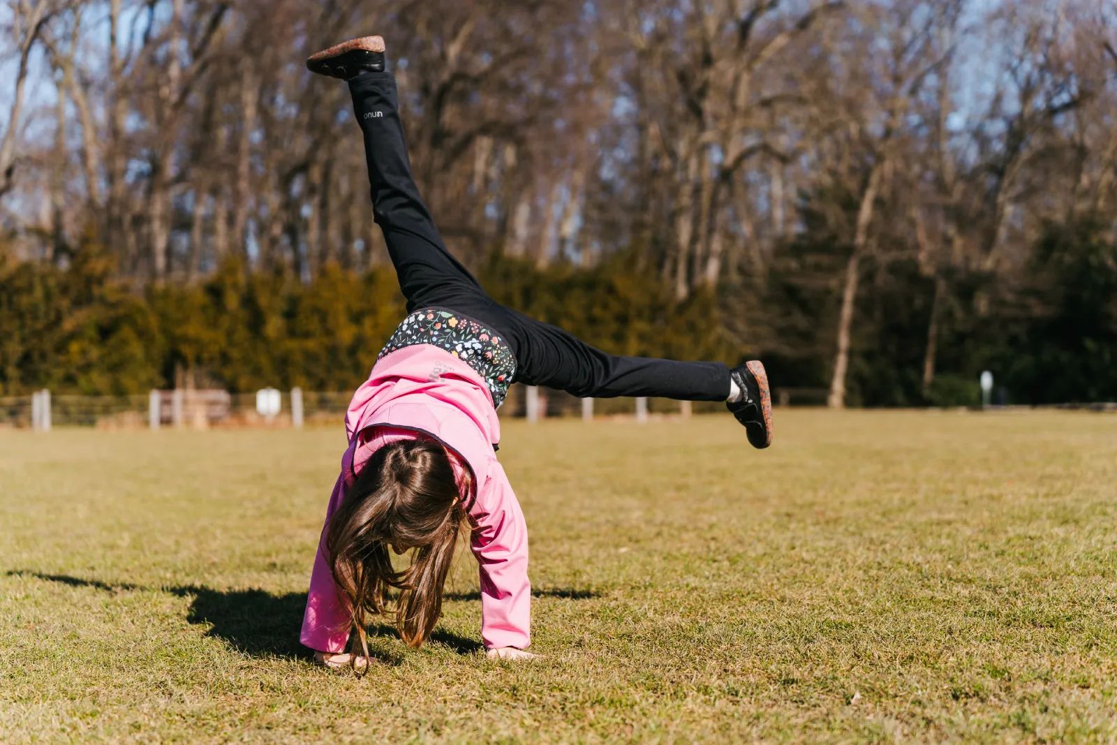 Děti dělají psí kusy, takže dobře padnoucí softshellová bunda a kalhoty jsou základ.